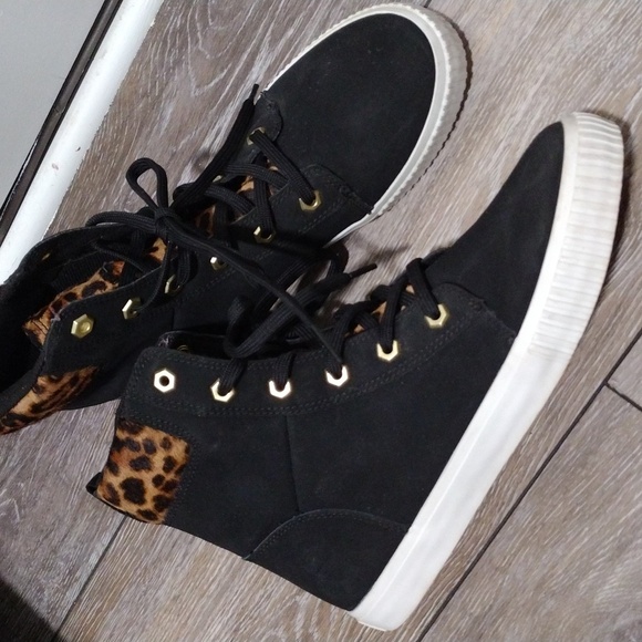 Timberland black and tiger orange high top sneakers. Mint condition. Size 9 - Picture 1 of 13